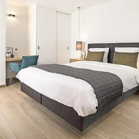Aparthotel International *
